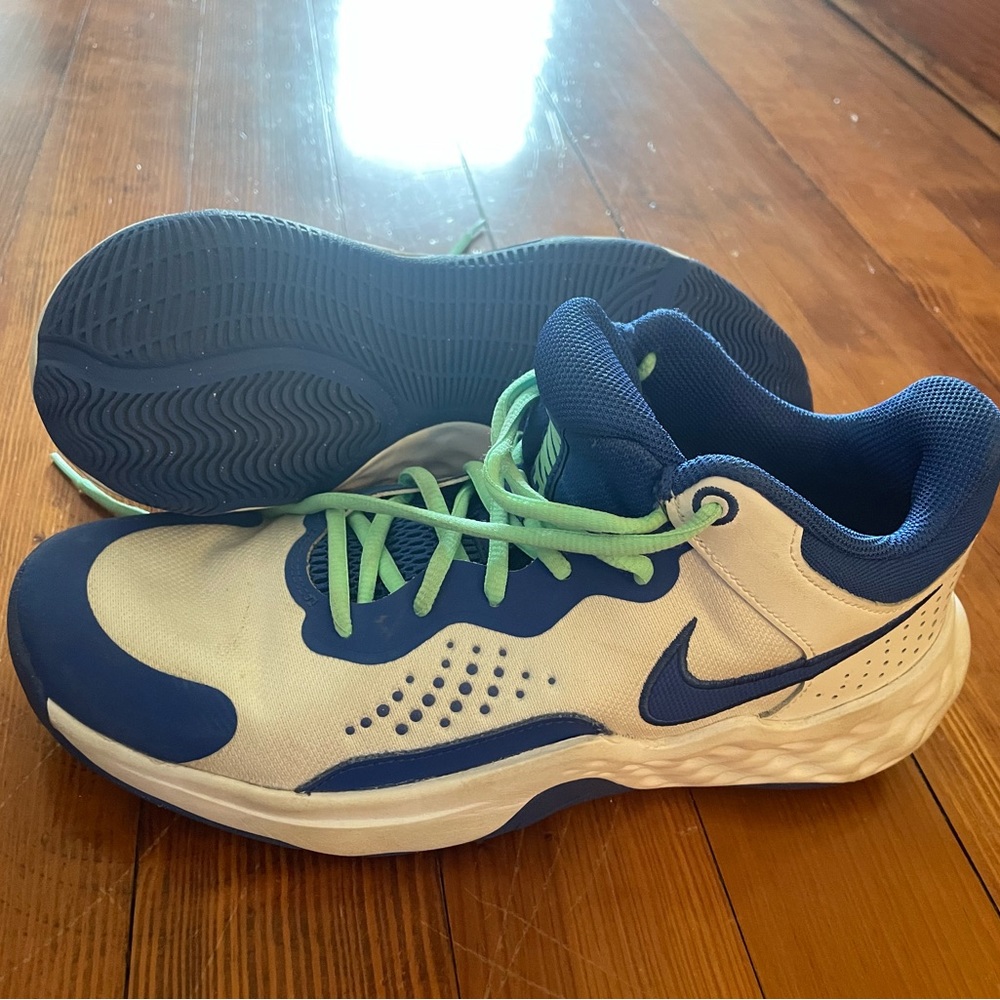 Nike Men’s 8 BBALL shoes